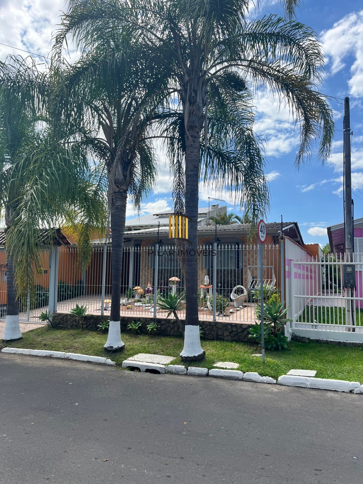 Casa 3 dormitórios, 1 suíte, 2 vagas, Bairro Parque Florido