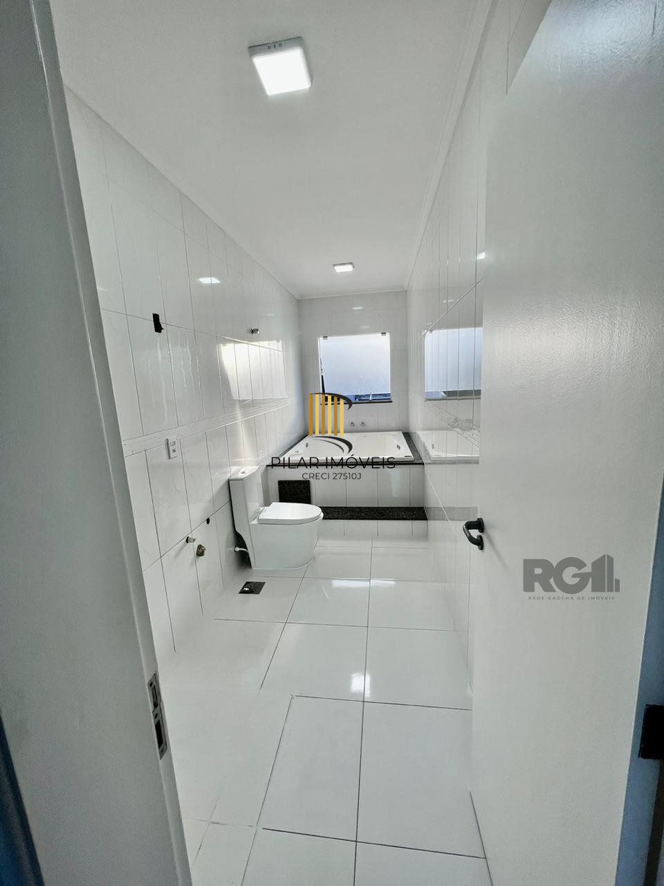 Casa sobrado 3 dorms, 1 suíte com hidro, 2 vagas, Bairro Vale do Sol