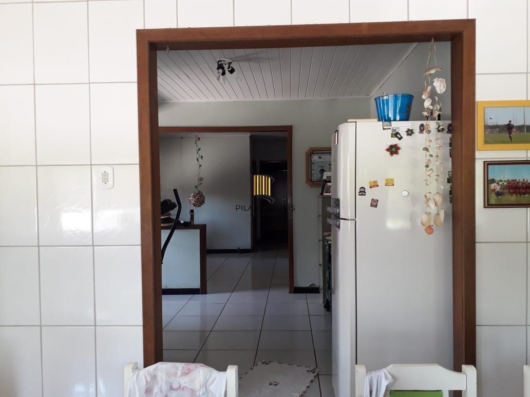 Casa de esquina 3 dormitórios, vaga de garagem, Bairro Monte Claro
