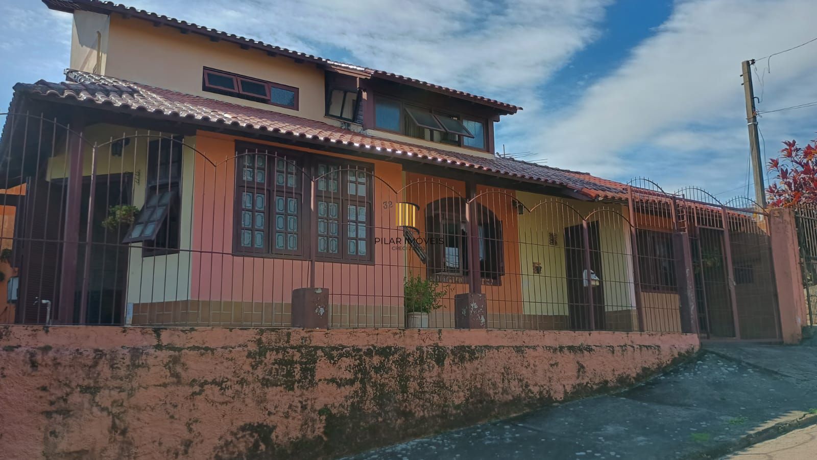 Casa 3 dormitórios, 1 suíte, 2 vagas, Bairro Monte Carlo