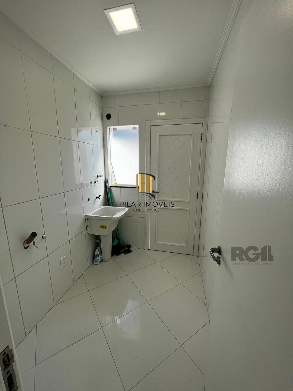Casa sobrado 3 dorms, 1 suíte com hidro, 2 vagas, Bairro Vale do Sol
