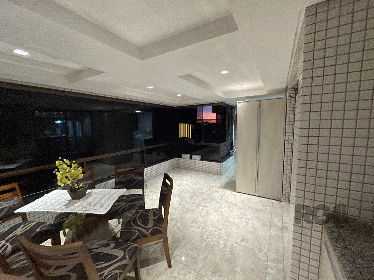 Apartamento mobiliado, 3 dormitórios, 1 suíte, vaga de garagem, Bairro Vila Eunice