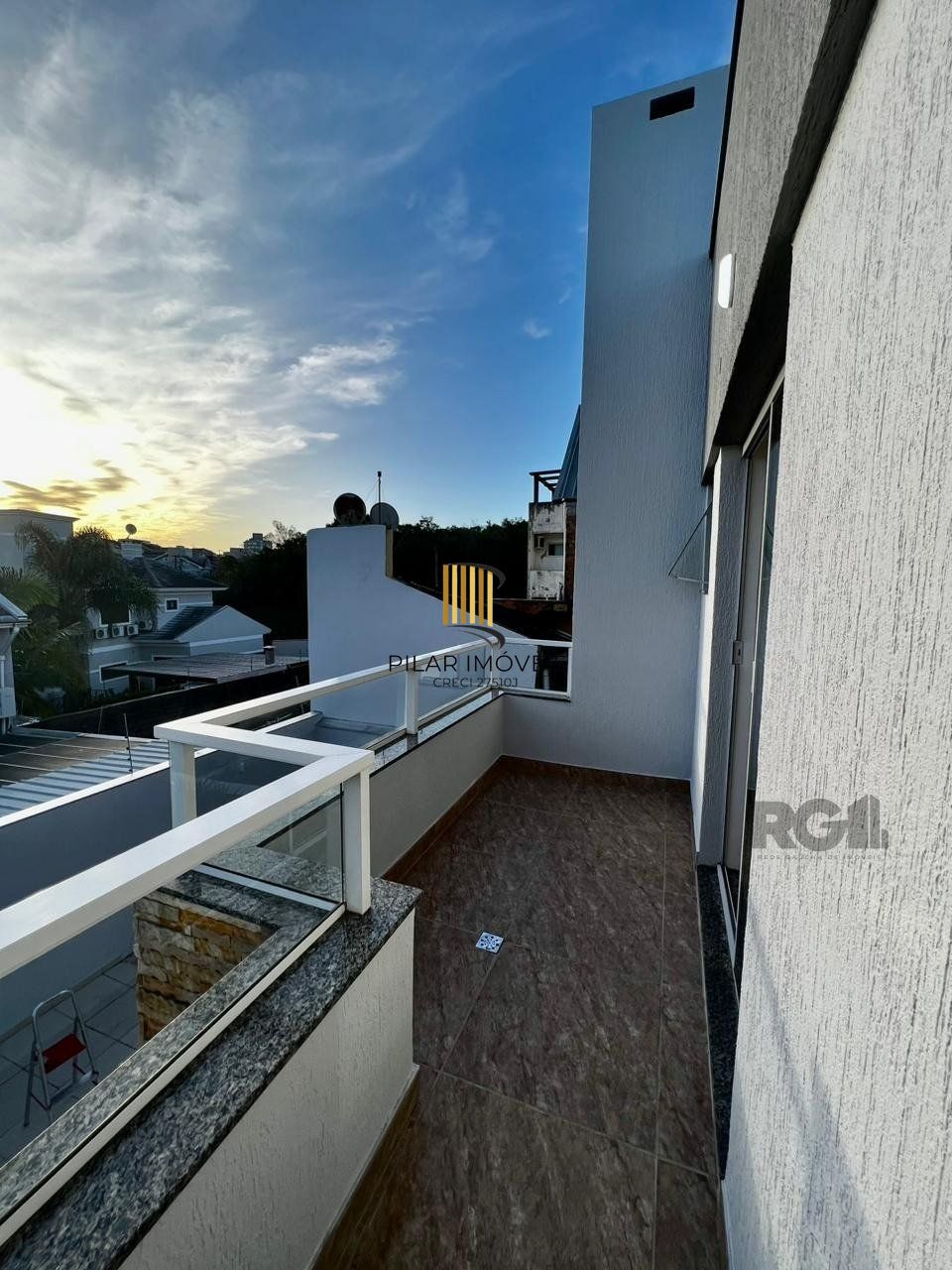 Casa sobrado 3 dorms, 1 suíte com hidro, 2 vagas, Bairro Vale do Sol