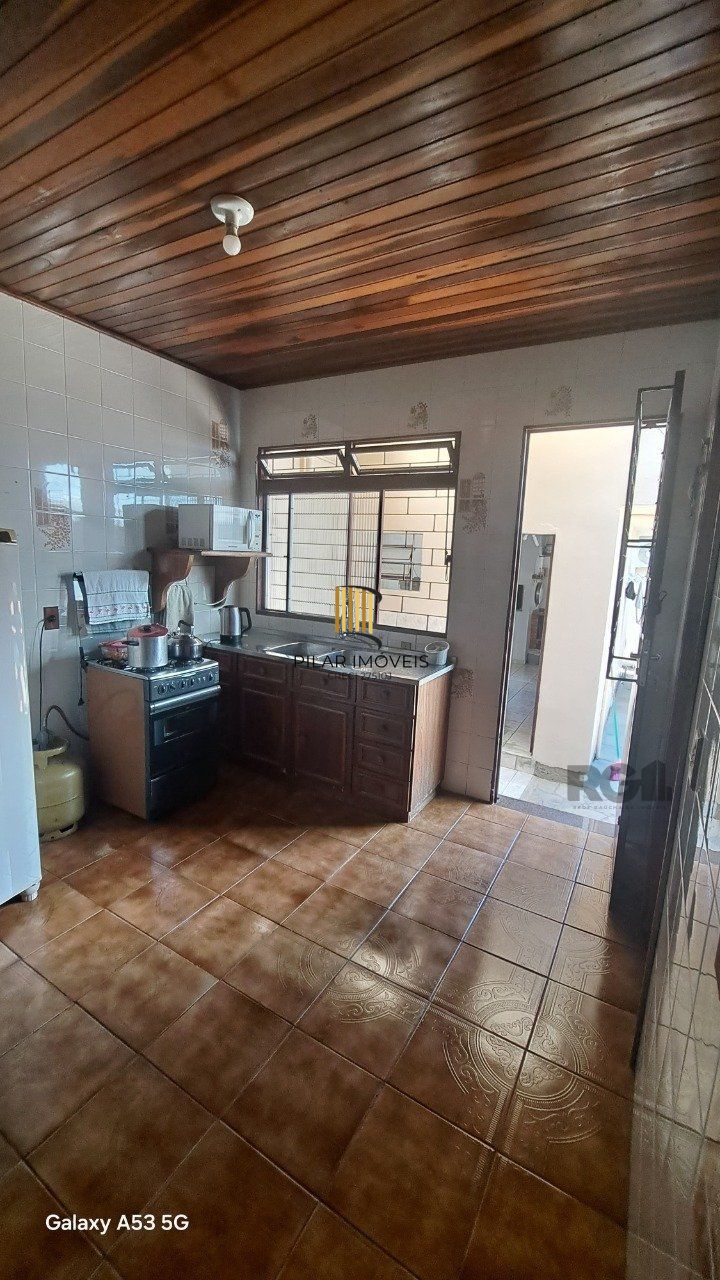 Casa 3 dormitórios, 1 suíte, vagas de garagem, Bairro Vila Cachoeirinha