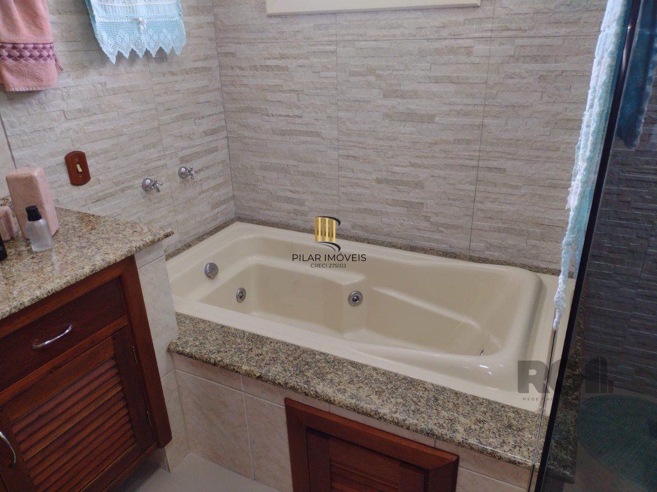 Casa semi mobiliada, 4 dormitórios, 5 vagas Bairro Vila Cachoeirinha