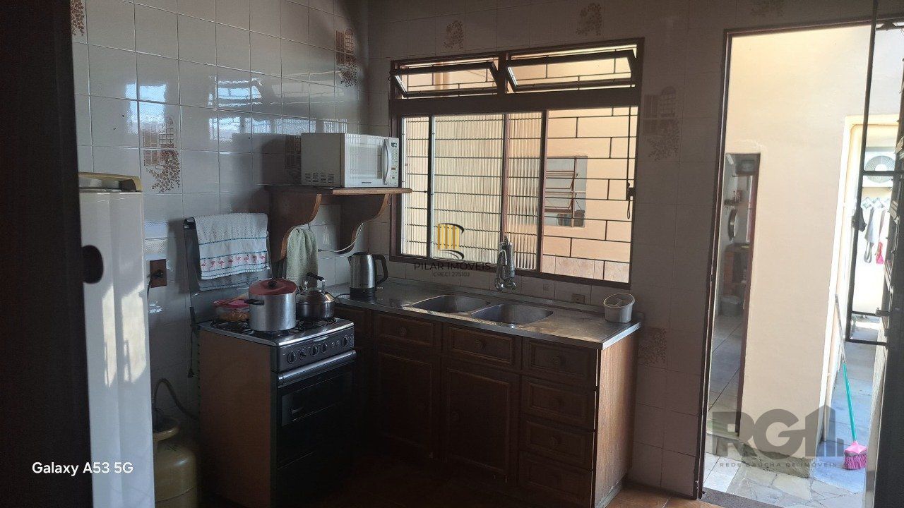 Casa 3 dormitórios, 1 suíte, vagas de garagem, Bairro Vila Cachoeirinha