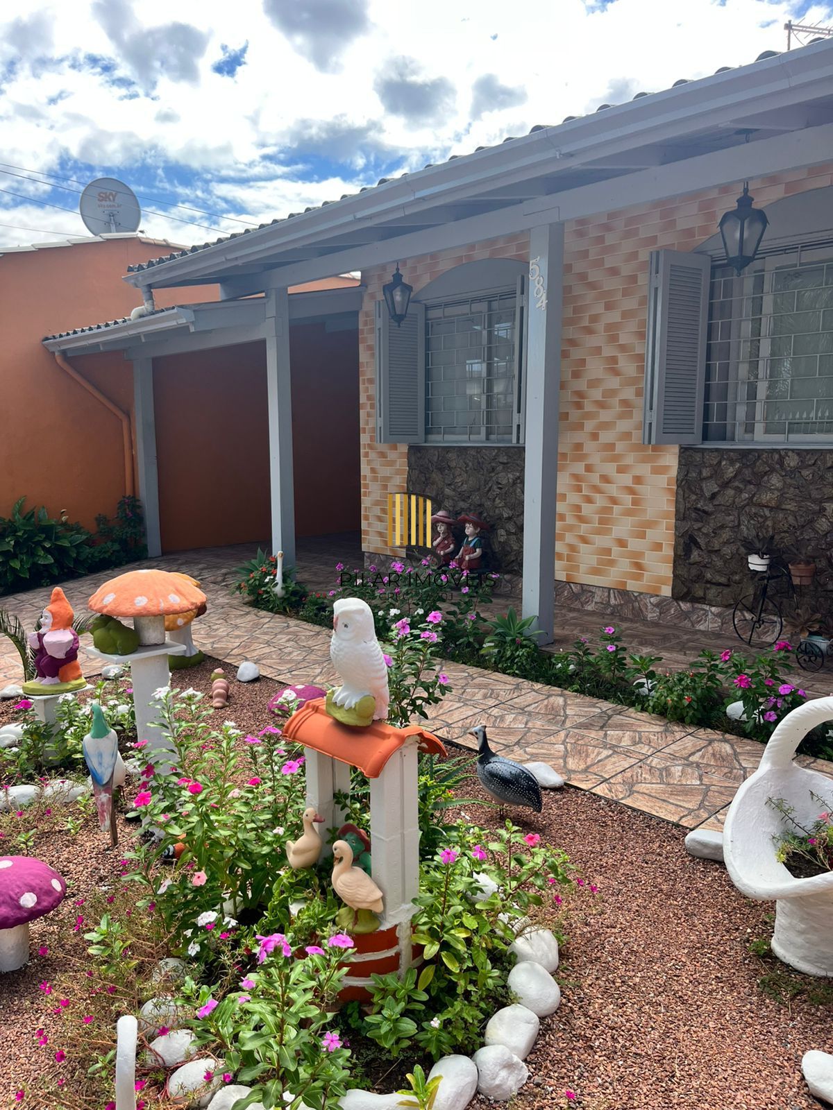 Casa 3 dormitórios, 1 suíte, 2 vagas, Bairro Parque Florido