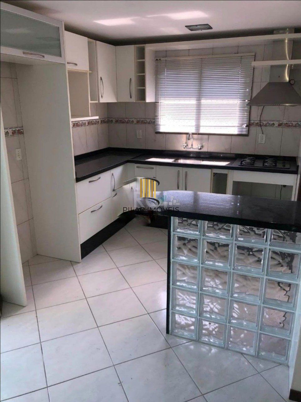 Apartamento semi mobiliado, 2 dormitórios, 1 suíte, vaga de garagem, Bairro Vila Veranópolis