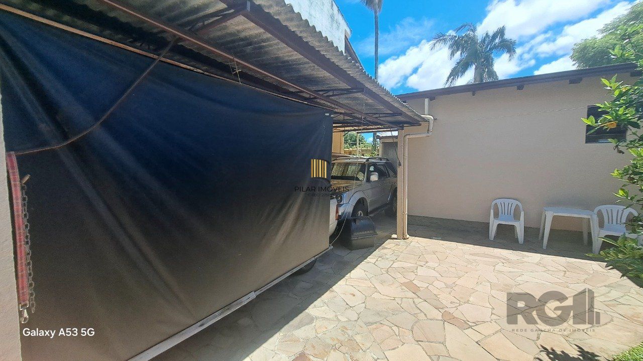 Casa 3 dormitórios, 1 suíte, vagas de garagem, Bairro Vila Cachoeirinha