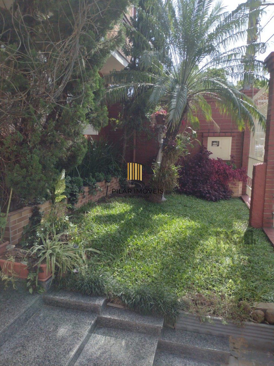 Casa semi mobiliada, 4 dormitórios, 5 vagas Bairro Vila Cachoeirinha