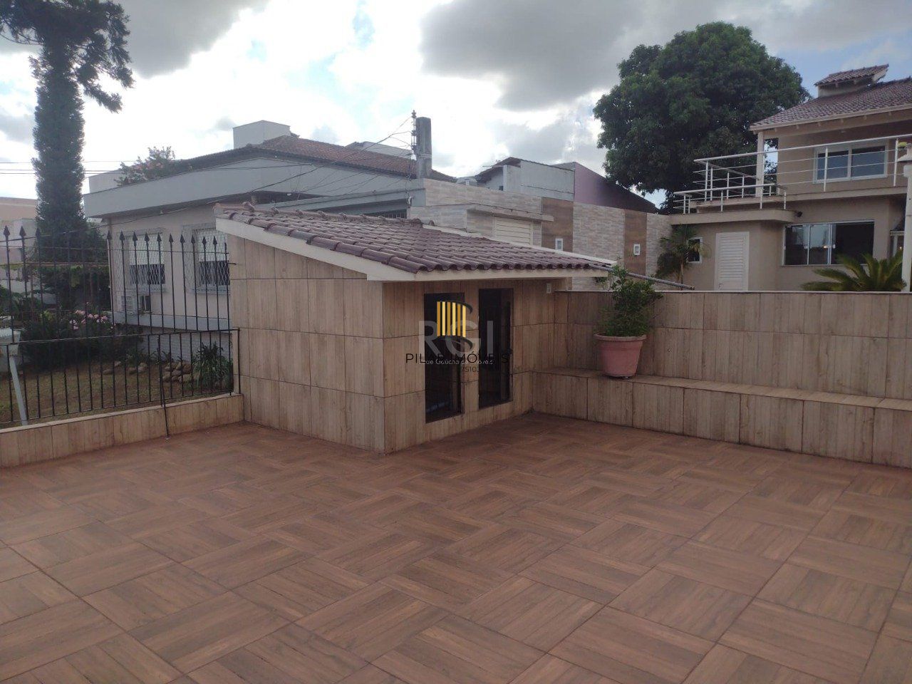 Casa sobrado mobiliado, 4 dormitórios, 1 suíte, 4 vagas de garagem, Bairro Bom Principio