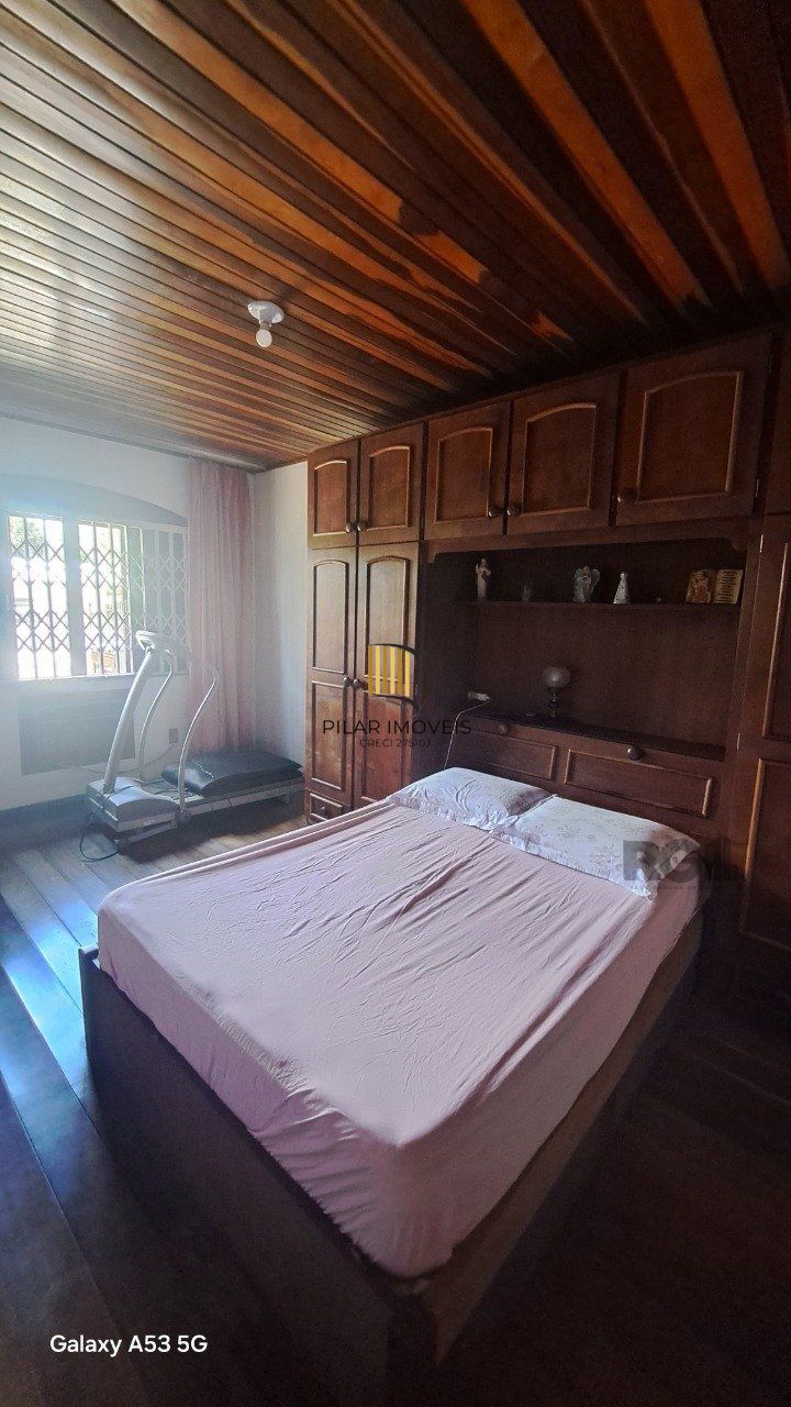 Casa 3 dormitórios, 1 suíte, vagas de garagem, Bairro Vila Cachoeirinha