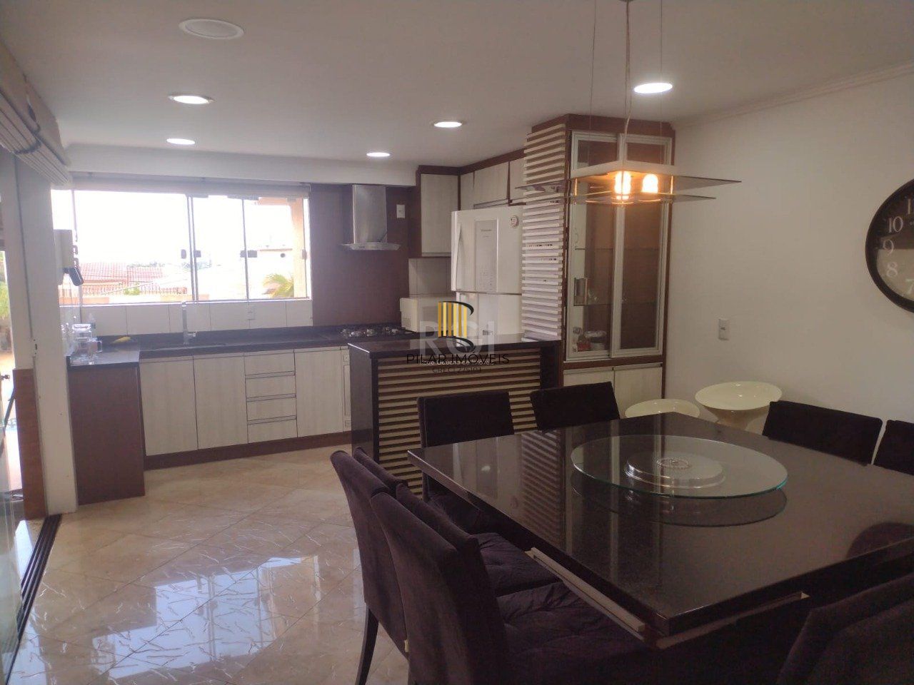 Casa sobrado mobiliado, 4 dormitórios, 1 suíte, 4 vagas de garagem, Bairro Bom Principio