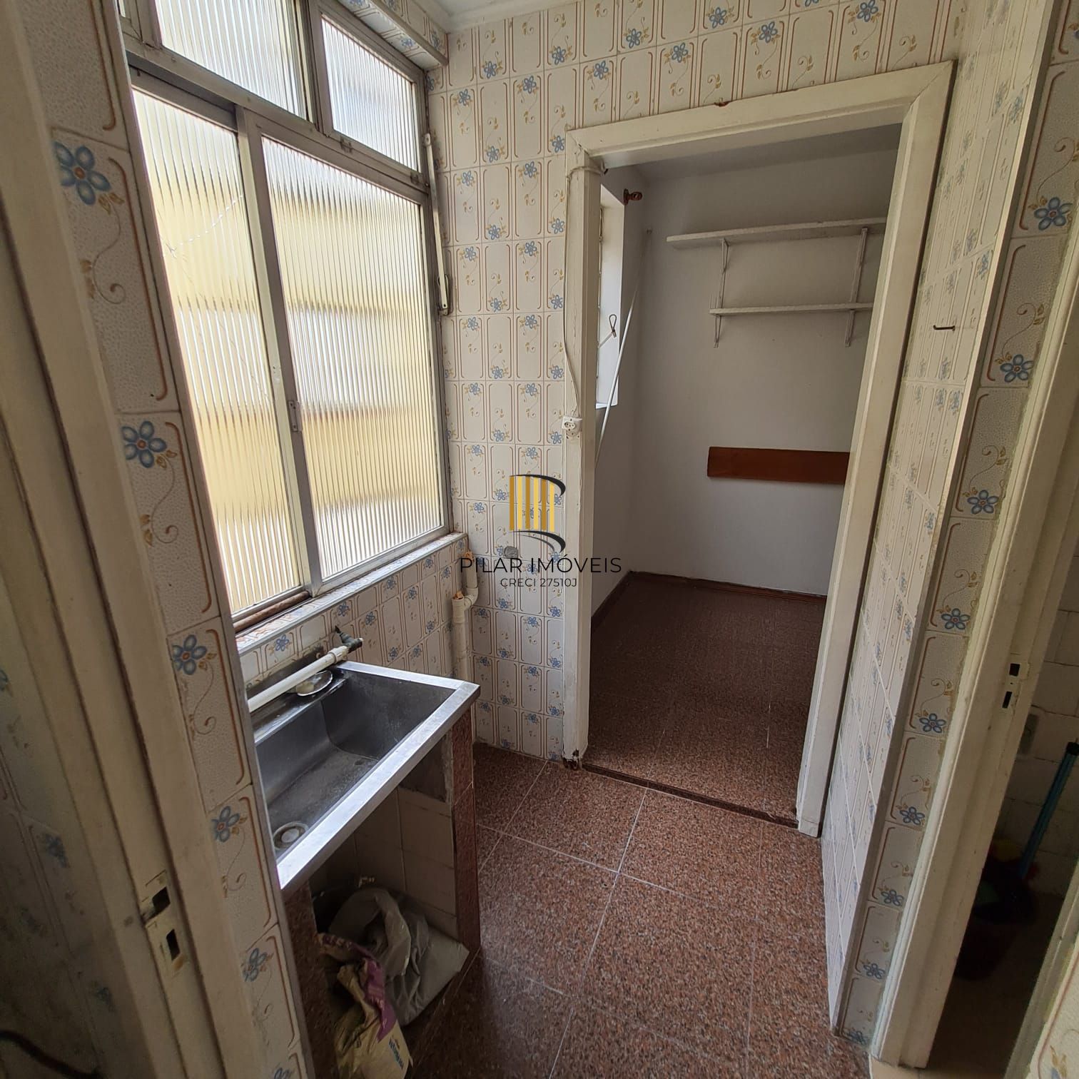 APTO 2 DORMITÓRIOS COM DEPENDÊNCIA EMPREGADA