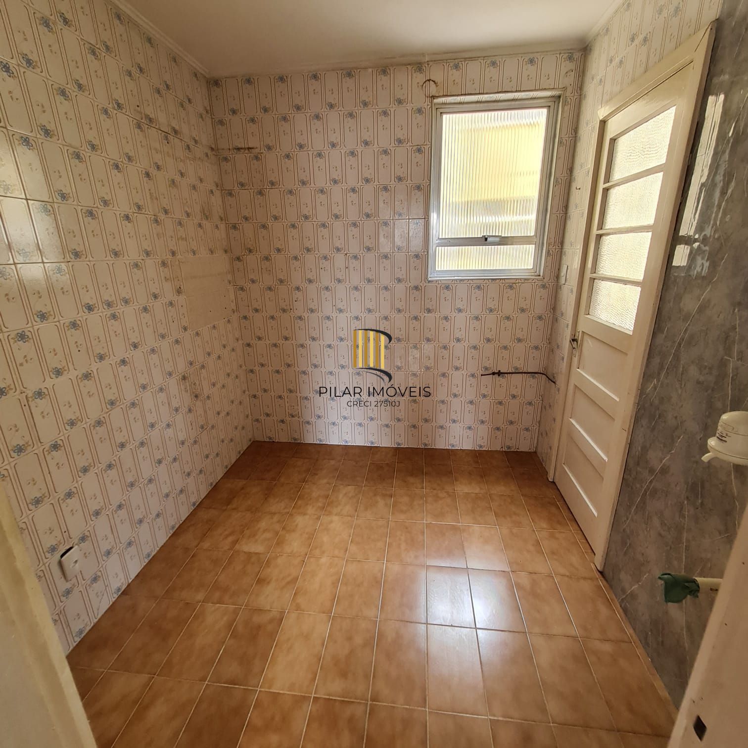 APTO 2 DORMITÓRIOS COM DEPENDÊNCIA EMPREGADA