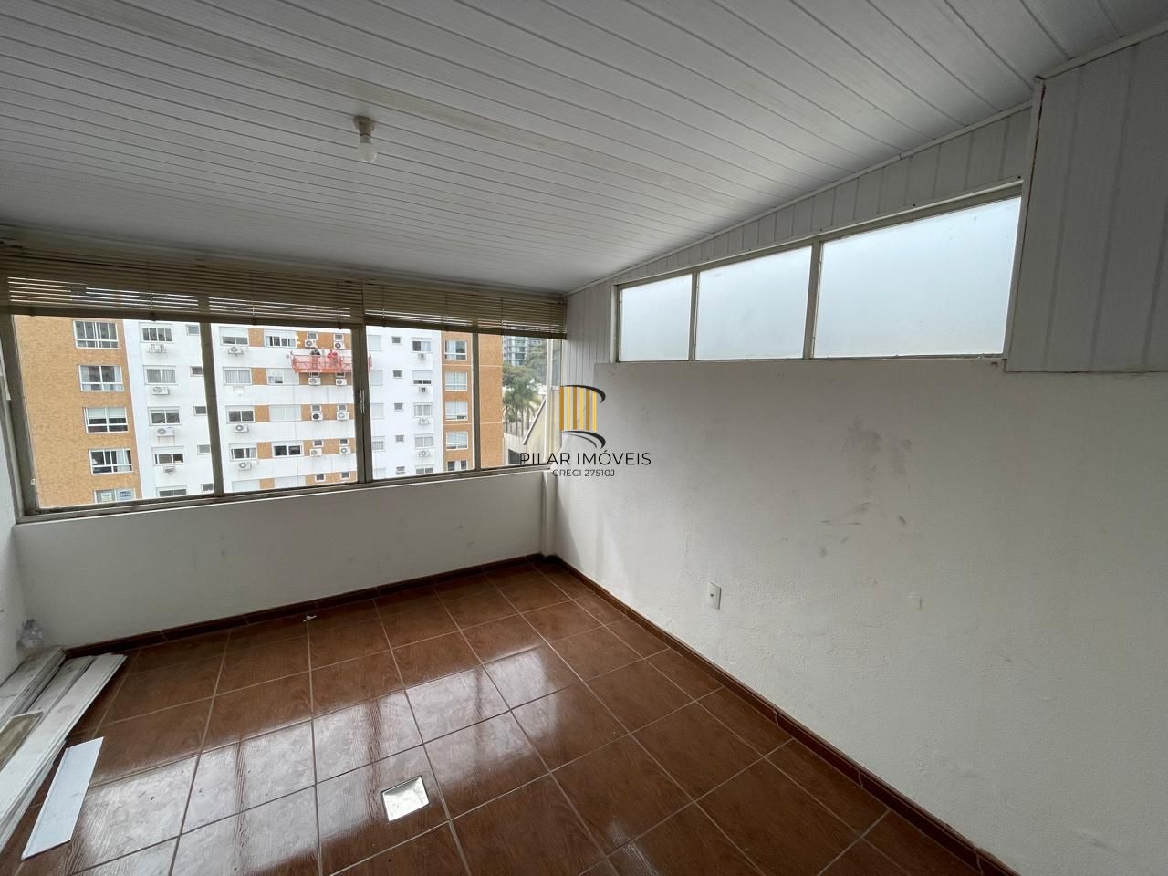 Sala Comercial com 59 m2 com terraço fechado