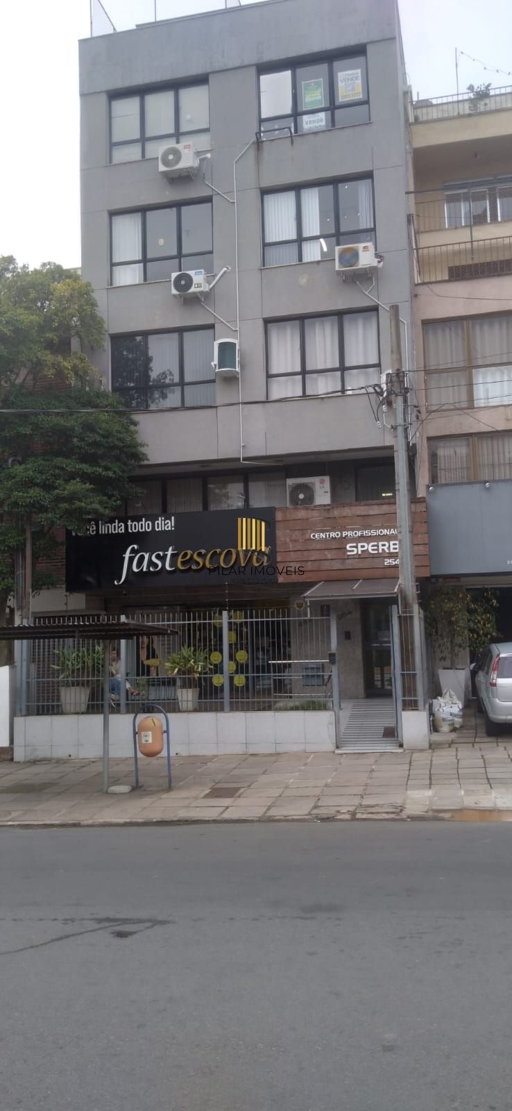 Sala Comercial com 59 m2 com terraço fechado