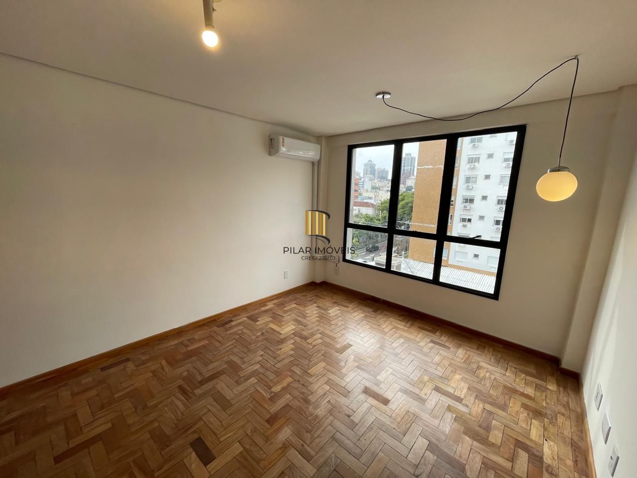 Sala Comercial com 59 m2 com terraço fechado