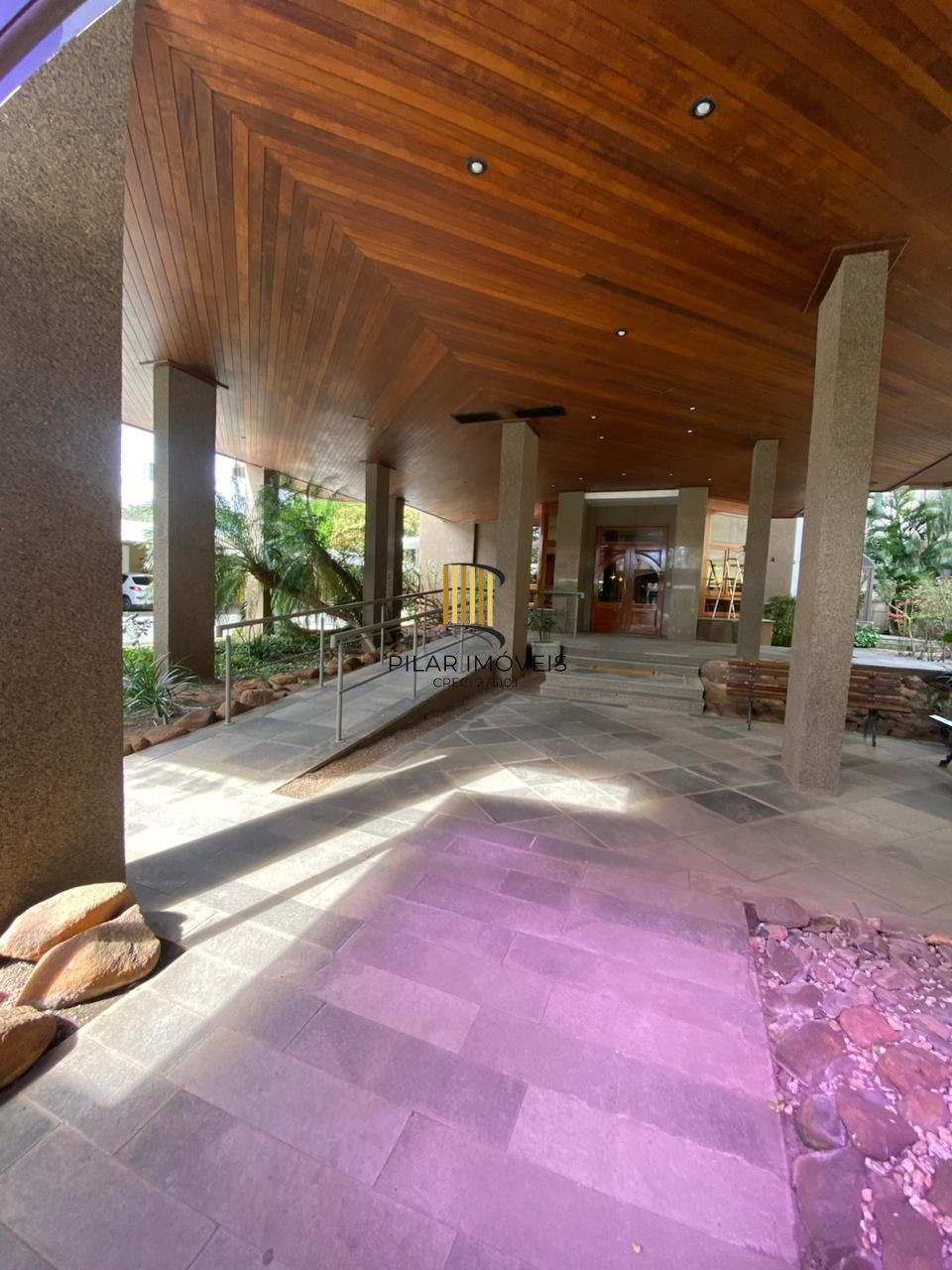 Apartamento 3 Dormitórios com Suíte, Closet, Sacada e Piso Laminado — Próximo ao Mãe de Deus e Praia de Belas