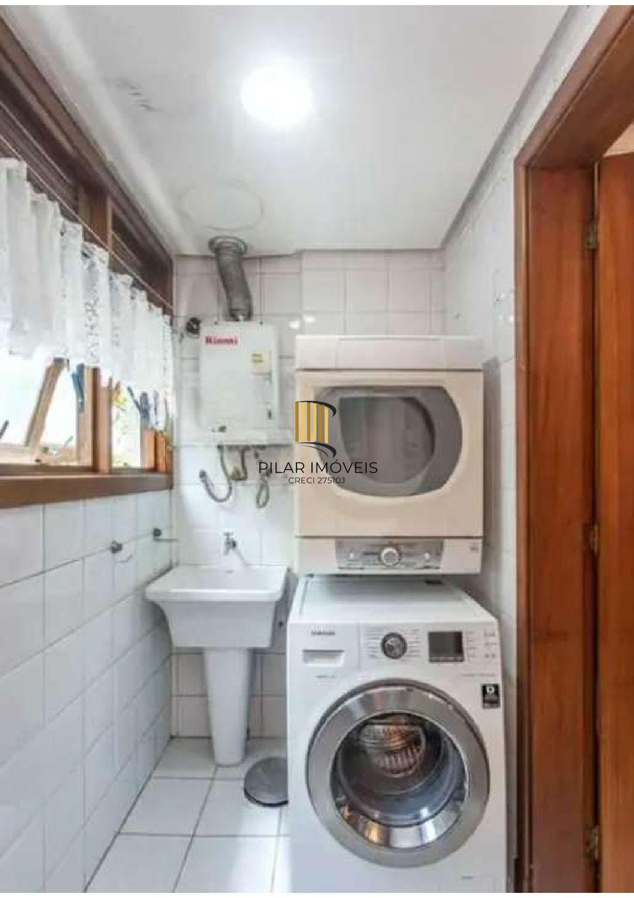 Semi mobiliado , 3 dormitórios ( 1 suite com closet), banho social e auxiliar no bairro Rio Branco.