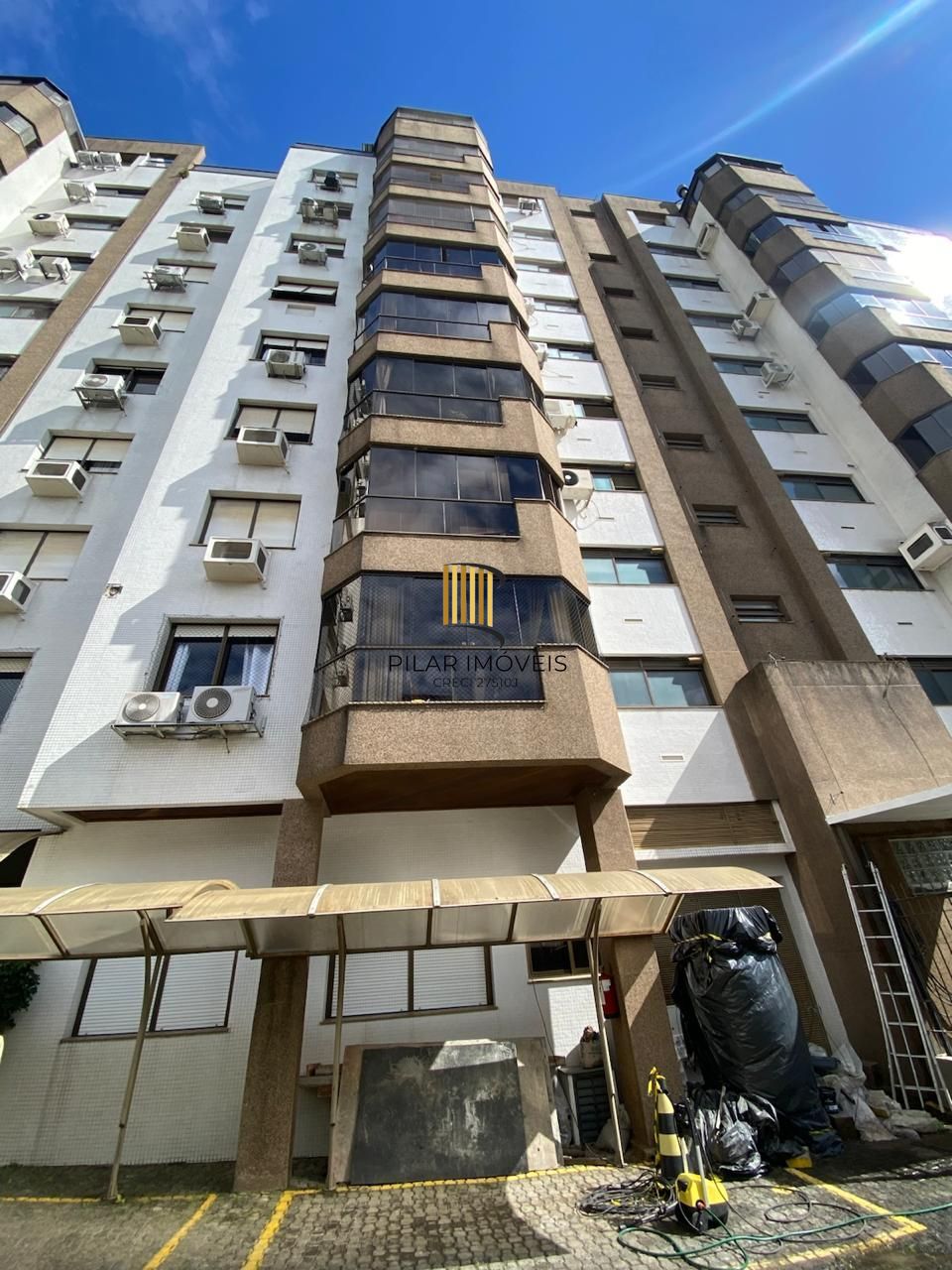 Apartamento 3 Dormitórios com Suíte, Closet, Sacada e Piso Laminado — Próximo ao Mãe de Deus e Praia de Belas