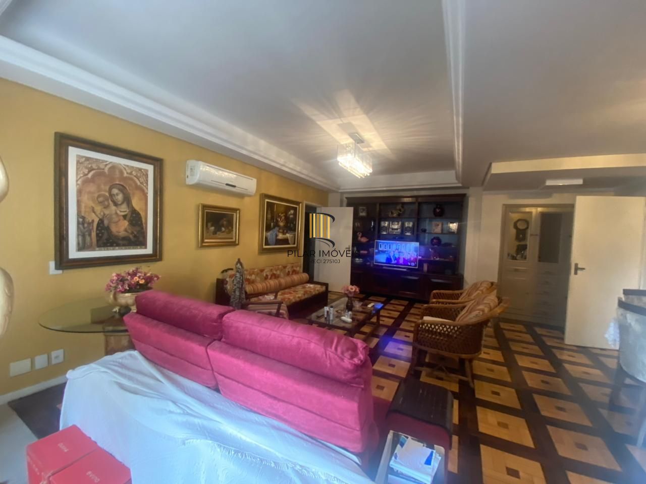 Apartamento de 3 dormitórios com 208m2 privativos em frente ao colégio Bom Conselho.