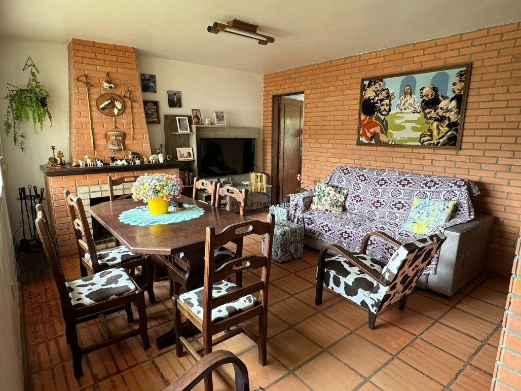Casa de 2 andares com 5 dormitórios (1 sendo suíte) por R$ 1.500.000,00 na Rua Sergio Fuentes nº 1350 - Prado- Santana do Livramento-RS
