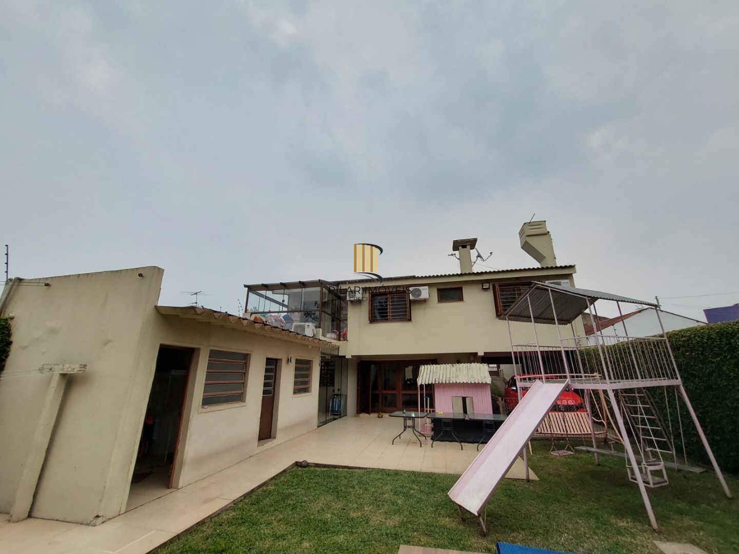 Casa com 3 dormitórios (1 sendo suíte)  por R$ 1.500.000,00 na Rua Tiradentes nº 180 - Centro - Santana do Livramento-RS