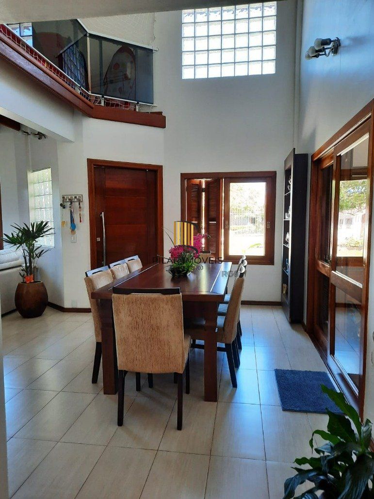 Casa com 3 dormitórios ( todos sendo suíte) por R$ 1.100.000,00 na Rua Luis Alberto Serralta nº 268 - Jardins - Santana do Livramento-RS