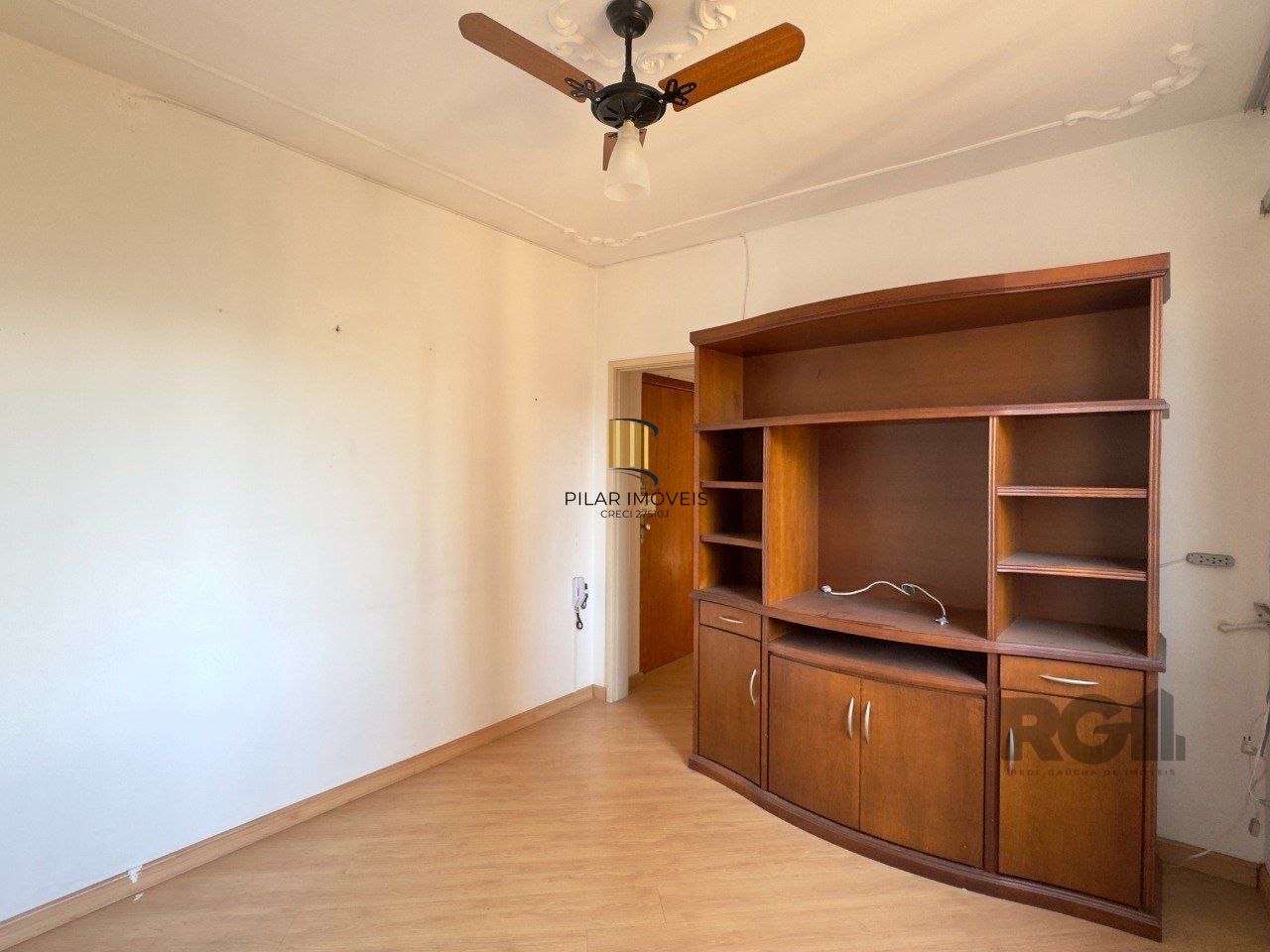 APARTAMENTO MOBILIADO DE 2 DORMITÓRIOS, TOTALMENTE REFORMADO, NO CENTRO HISTÓRICO