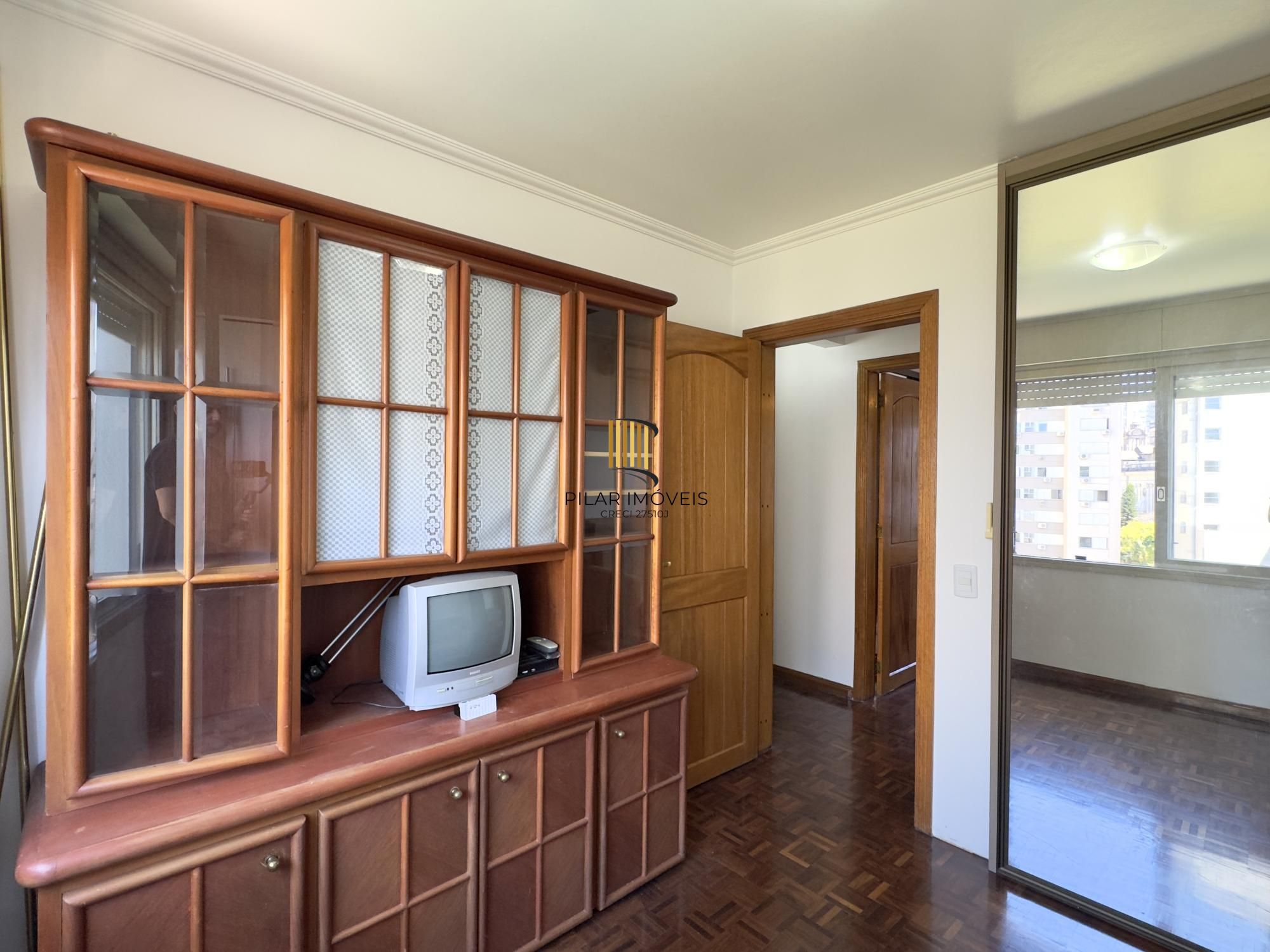 Apartamento mobiliado de 71m², com 2 dormitórios, sendo 1 suíte e vaga no Centro