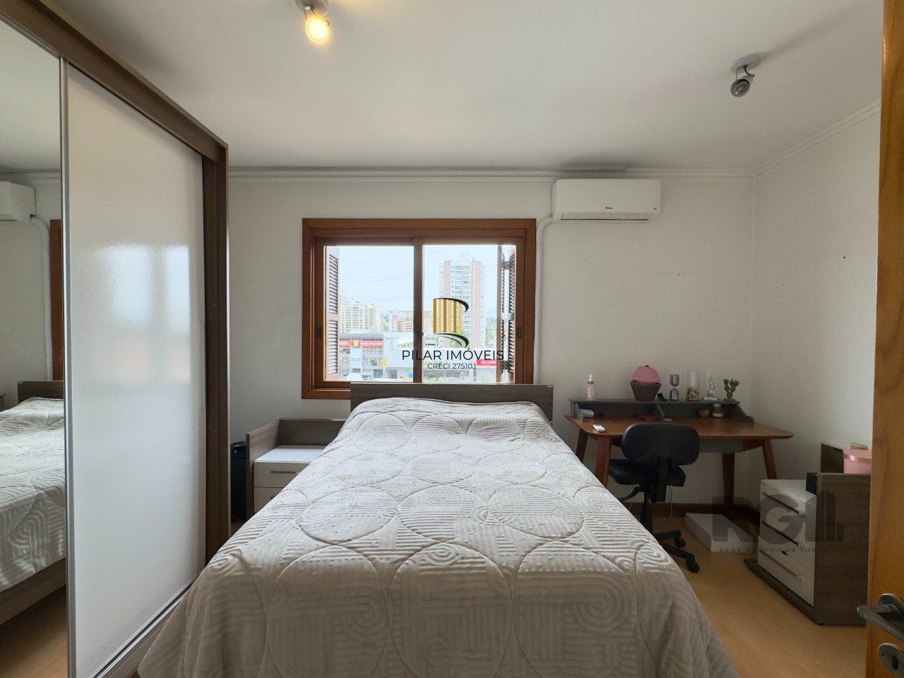 APARTAMENTO MOBILIADO DE 96M² COM 3 DORMITÓRIOS, SUÍTE E VAGA DE GARAGEM NO MENINO DEUS
