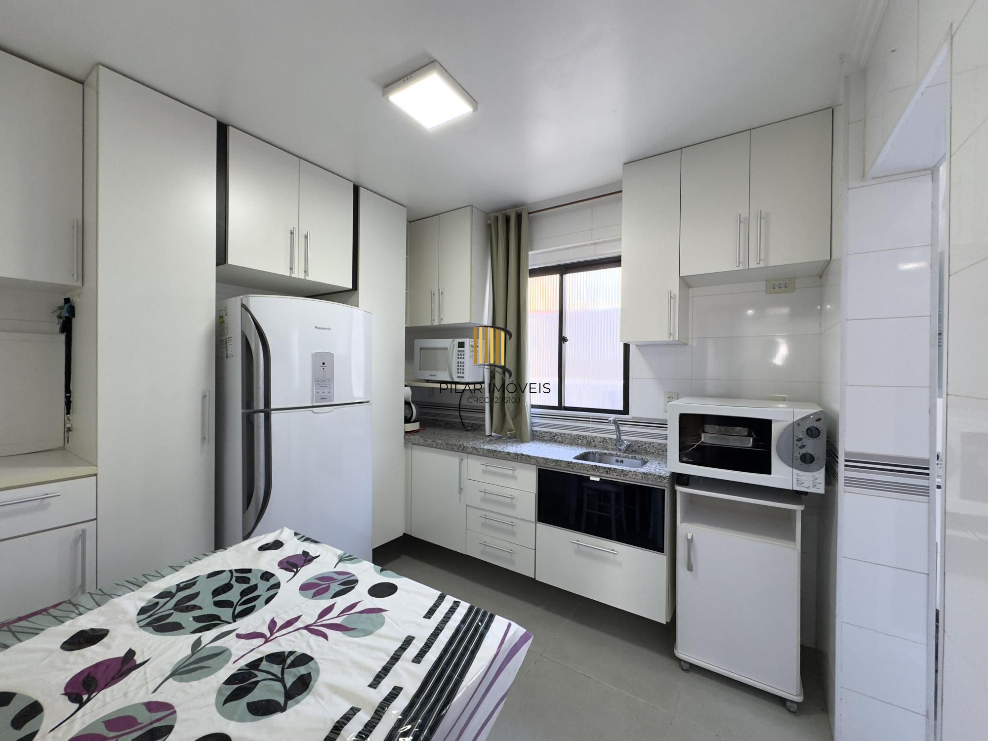 Apartamento mobiliado de 71m², com 2 dormitórios, sendo 1 suíte e vaga no Centro