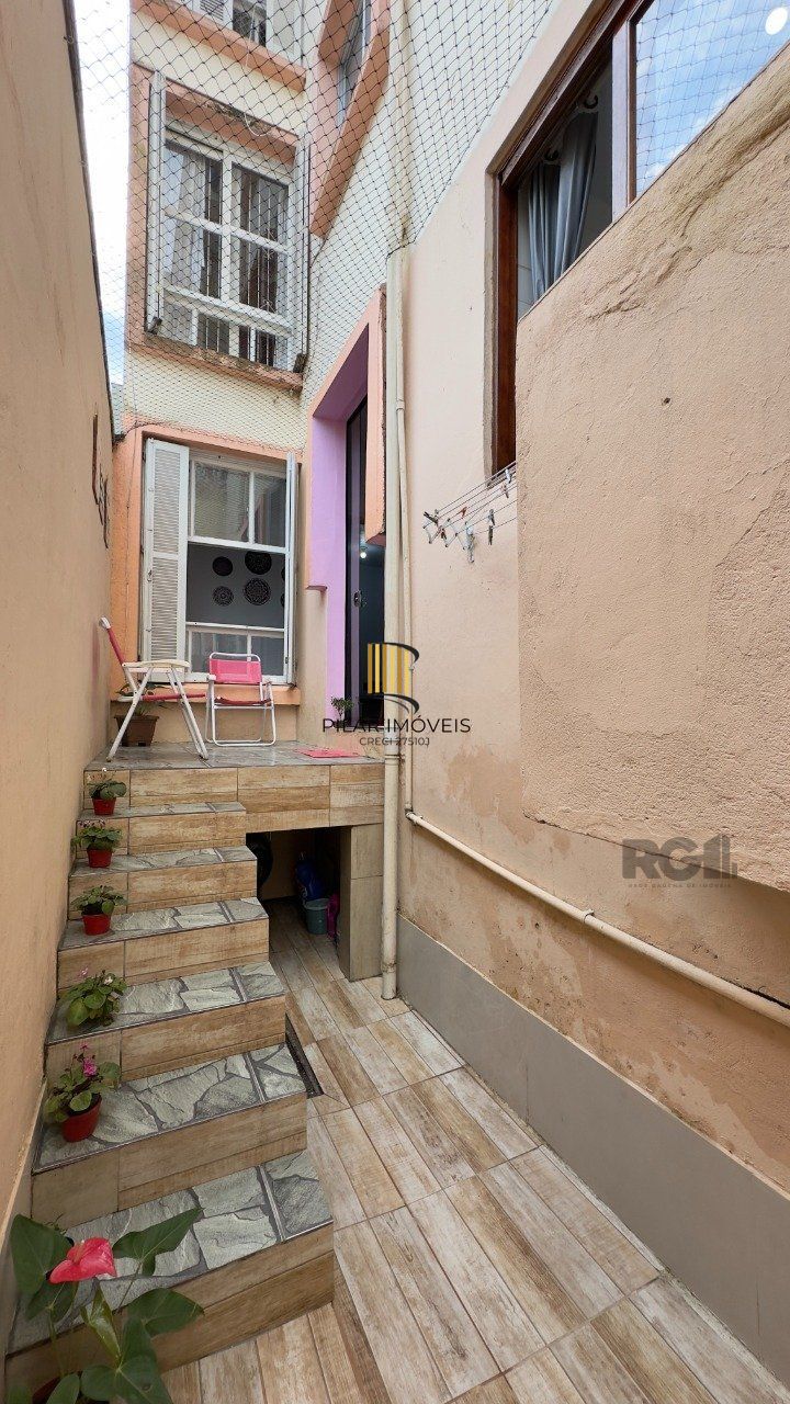 APARTAMENTO 1 DORMITÓRIO COM PÁTIO, DE FRENTE, PRÓXIMO À ORLA DO GUAÍBA NO CENTRO HISTÓRICO