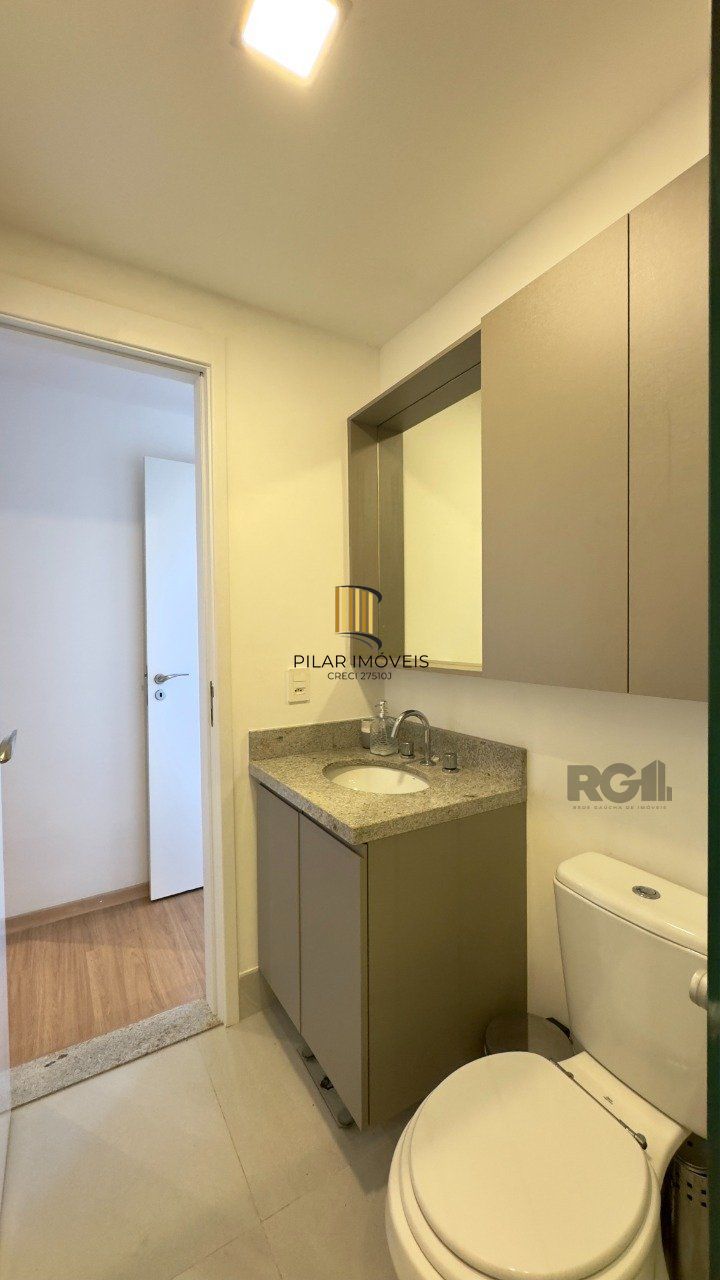 APARTAMENTO MOBILIADO 2 DORMITÓRIOS TRANSFORMADO EM 1 DORMITÓRIO, JUNTO AO MENINO DEUS