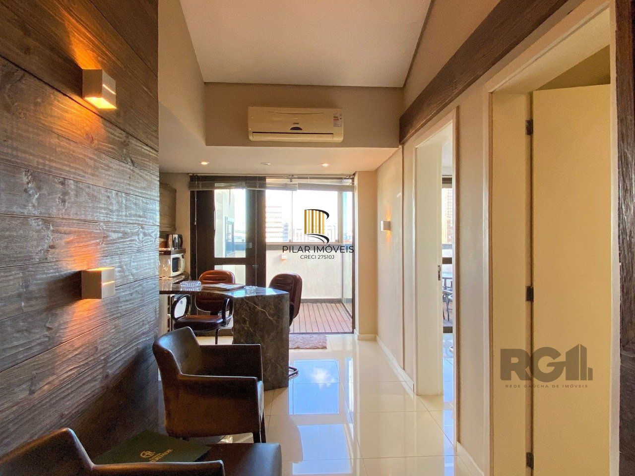 Sala mobiliada, com churrasqueira para happy hour e vista para o Guaíba