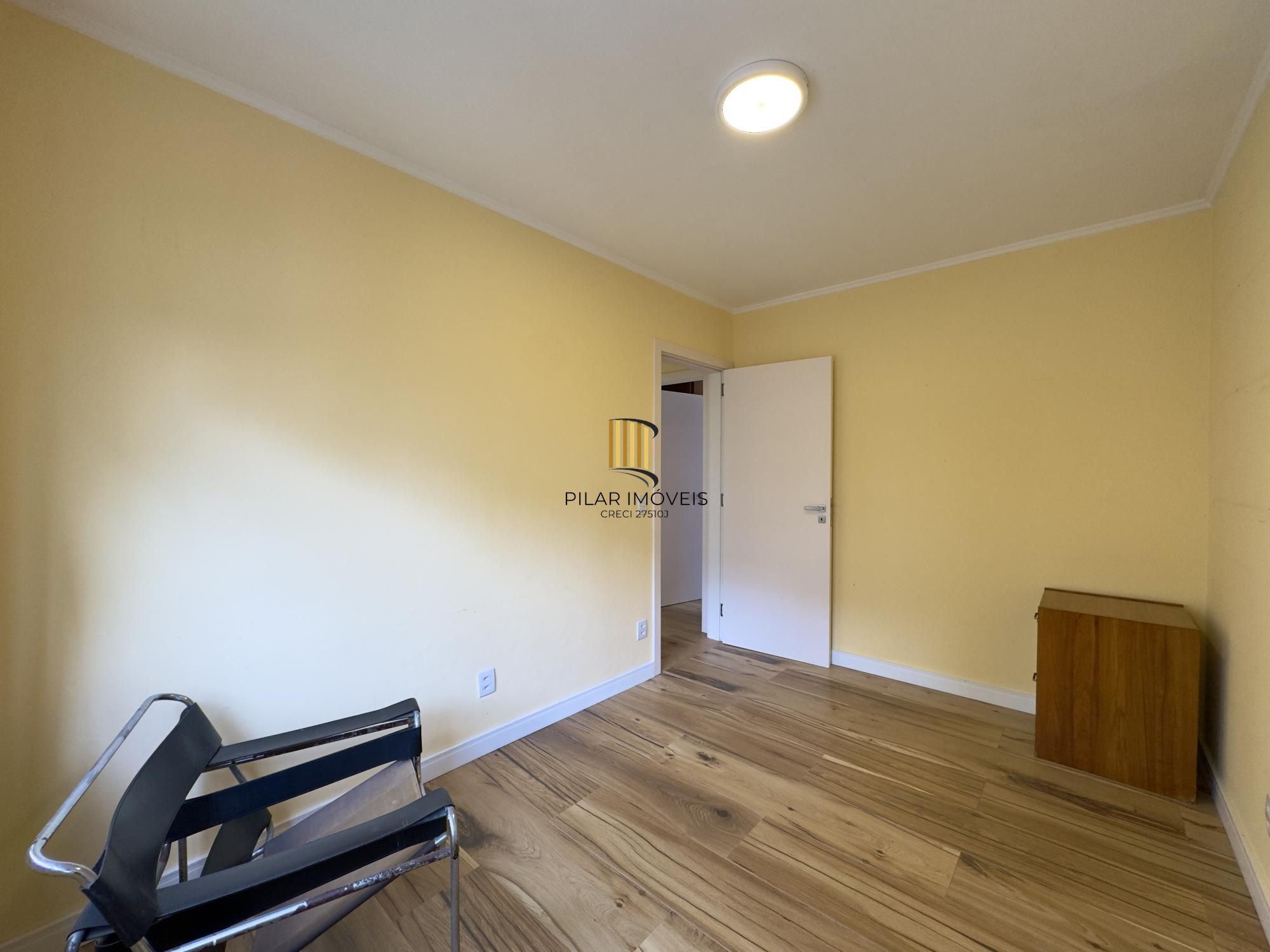 Apartamento 2 dormitórios, reformado e ensolarado no Centro Histórico