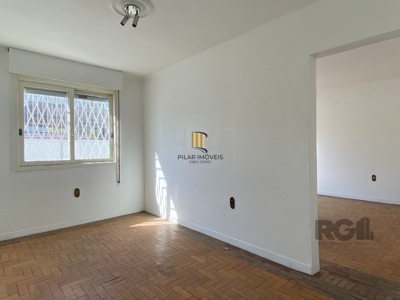 CASA COM 5 DORMITÓRIOS, ESPAÇO PARA FESTAS E PEÇAS AMPLAS PRÓXIMO AO IGUATEMI