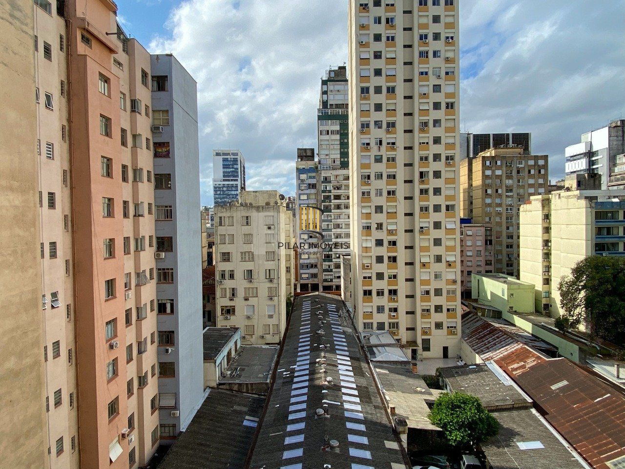 Apartamento 3 dormitórios, sendo 1 suíte, com 2 salas de estar, junto à Praça da Matriz