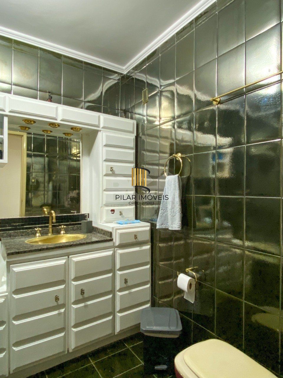 Apartamento 3 dormitórios, sendo 1 suíte, com 2 salas de estar, junto à Praça da Matriz