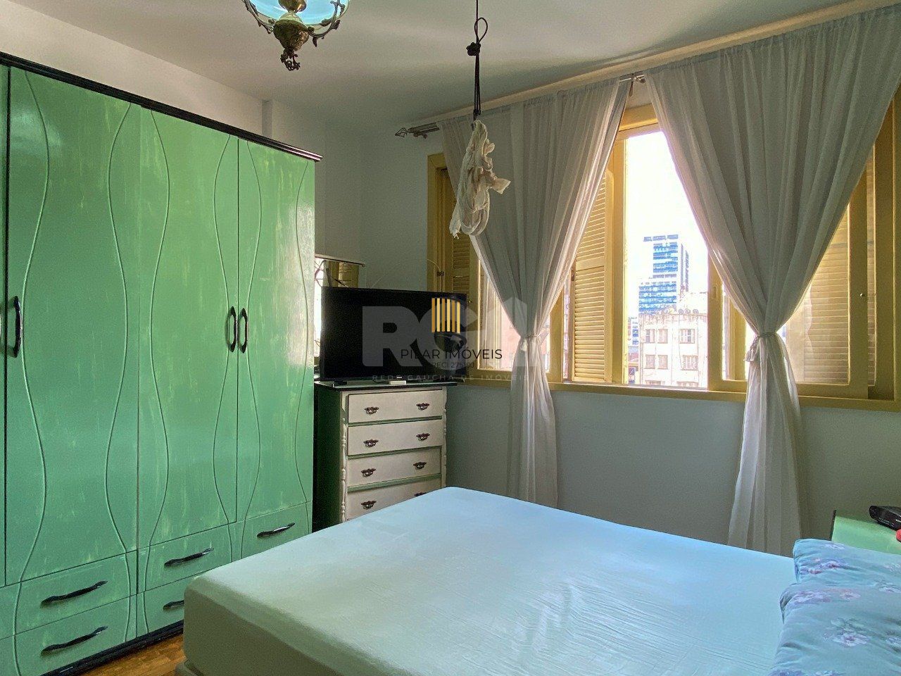 Apartamento 3 dormitórios, sendo 1 suíte, com 2 salas de estar, junto à Praça da Matriz