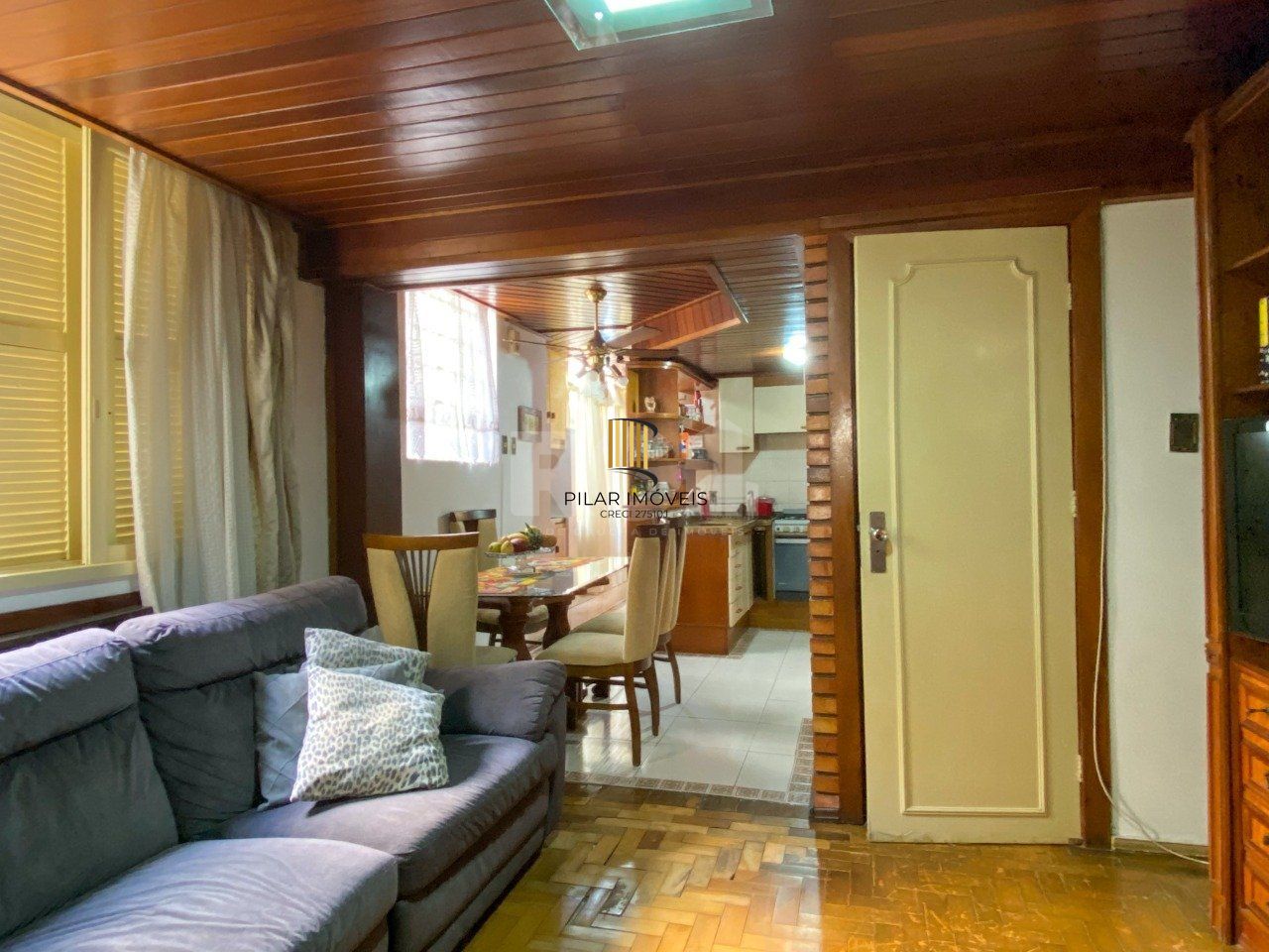 Apartamento 3 dormitórios, sendo 1 suíte, com 2 salas de estar, junto à Praça da Matriz