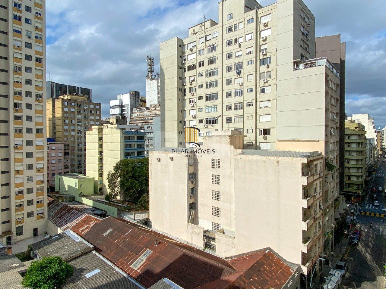 Apartamento 3 dormitórios, sendo 1 suíte, com 2 salas de estar, junto à Praça da Matriz
