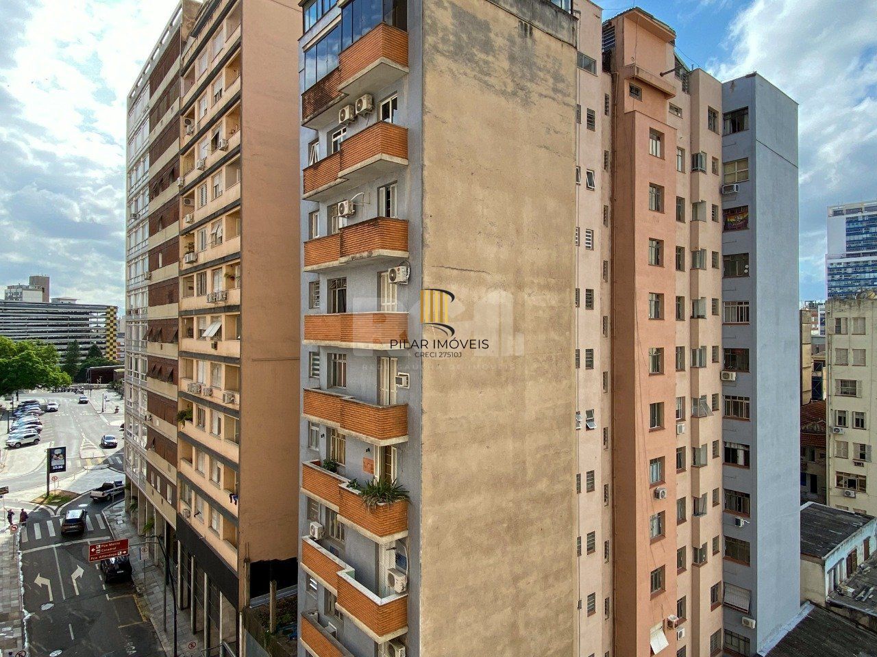 Apartamento 3 dormitórios, sendo 1 suíte, com 2 salas de estar, junto à Praça da Matriz