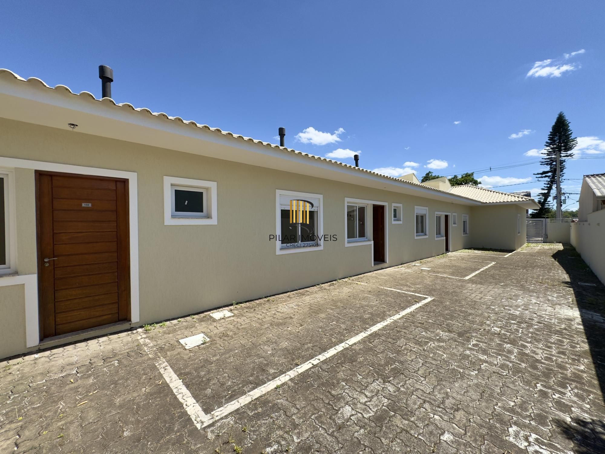 Casa em condomínio com 2 dormitórios, vaga de garagem e churrasqueira na Olaria