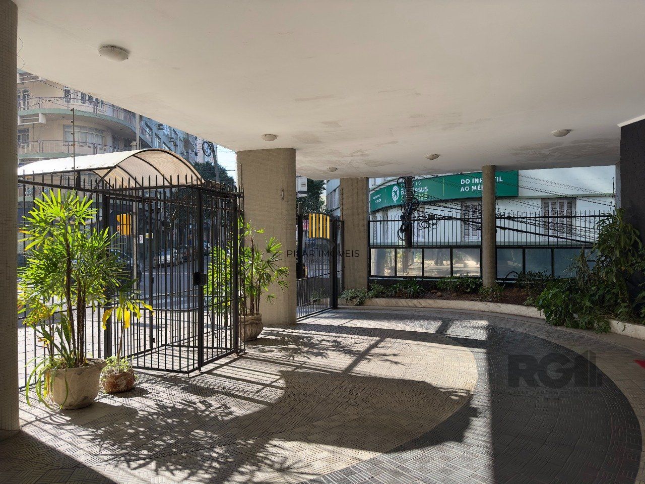 SUPER APARTAMENTO REFORMADO DE 3 DORMITÓRIOS EM ÓTIMA LOCALIZAÇÃO NA DUQUE