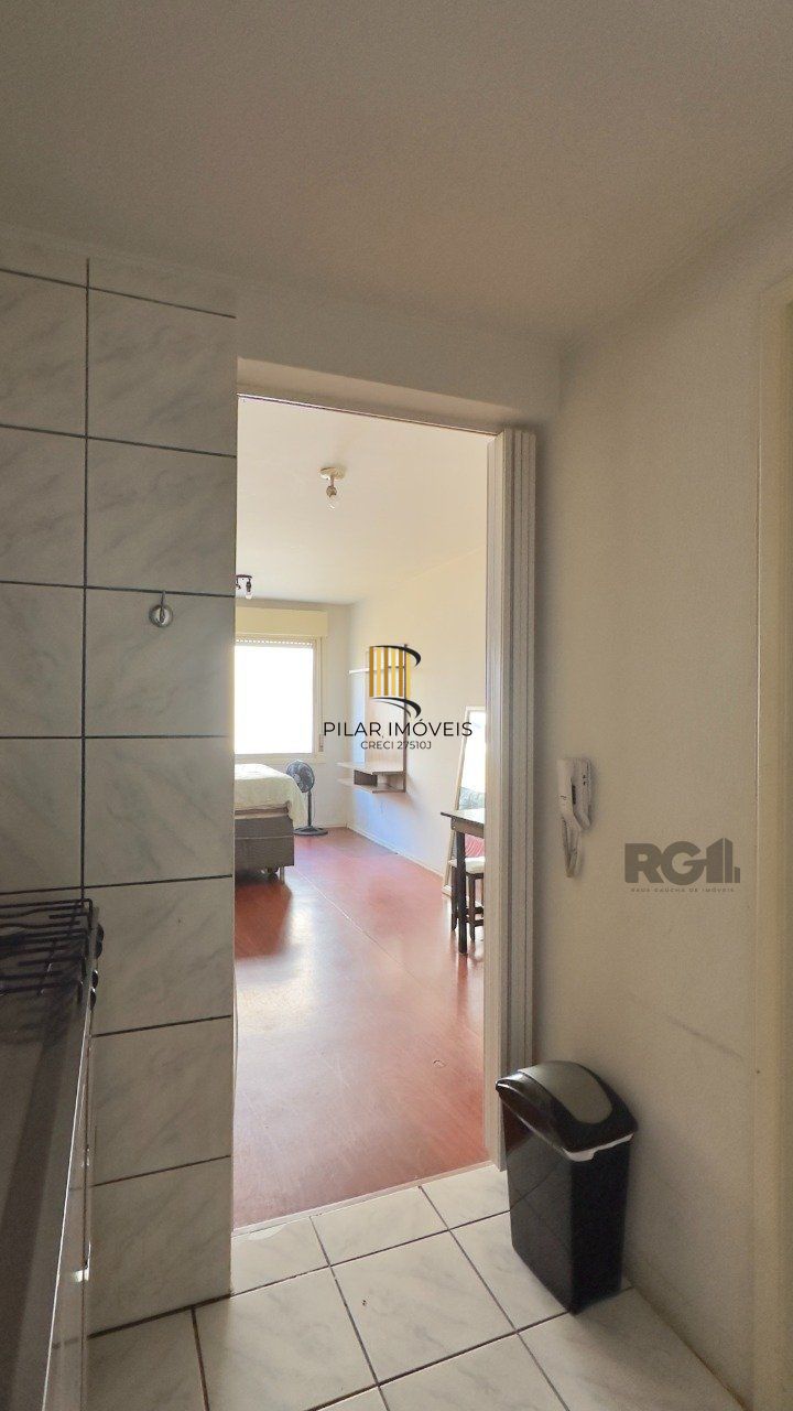 STUDIO MOBILIADO EM FLAT A POUCOS METROS DA ORLA DO GUAÍBA