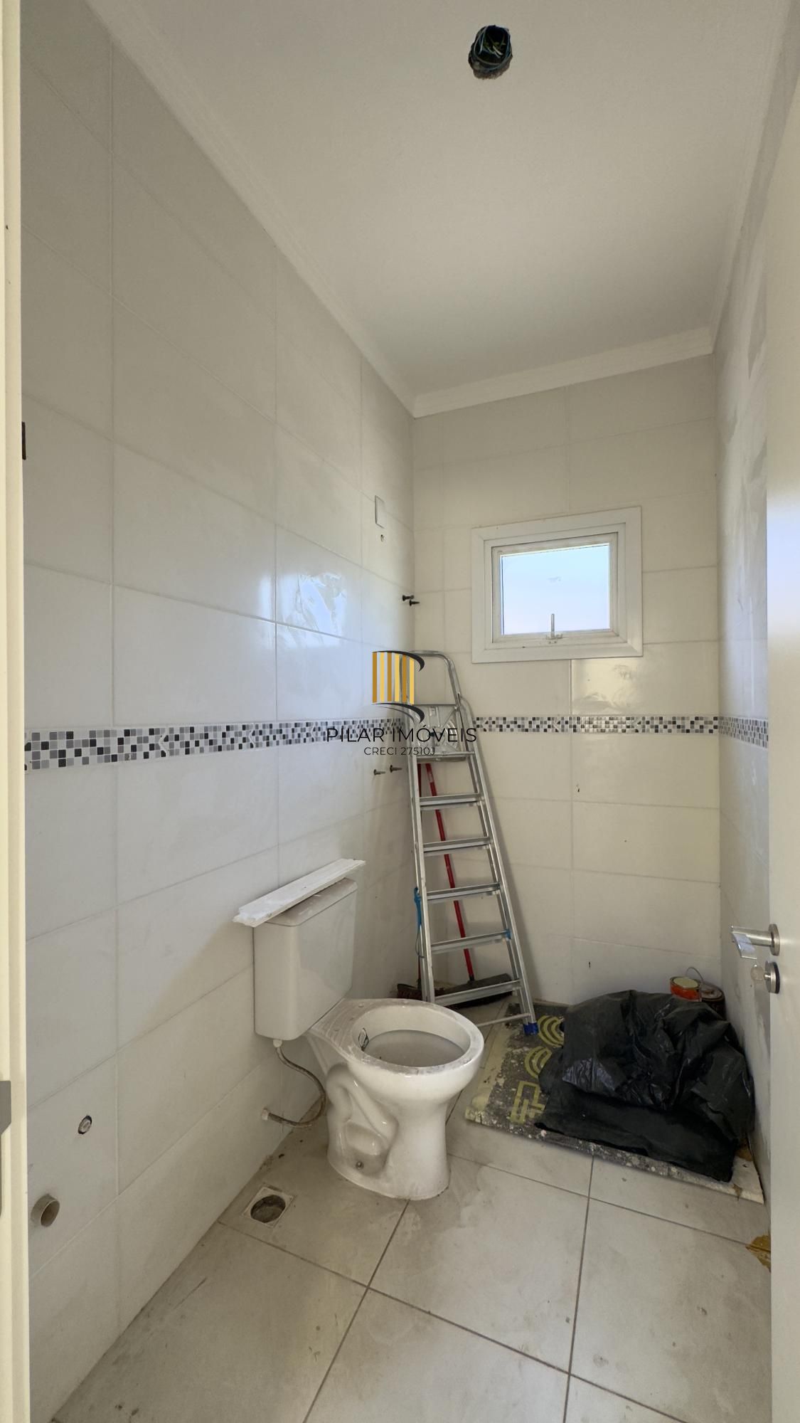 Casa em condomínio com 2 dormitórios, vaga de garagem e churrasqueira na Olaria