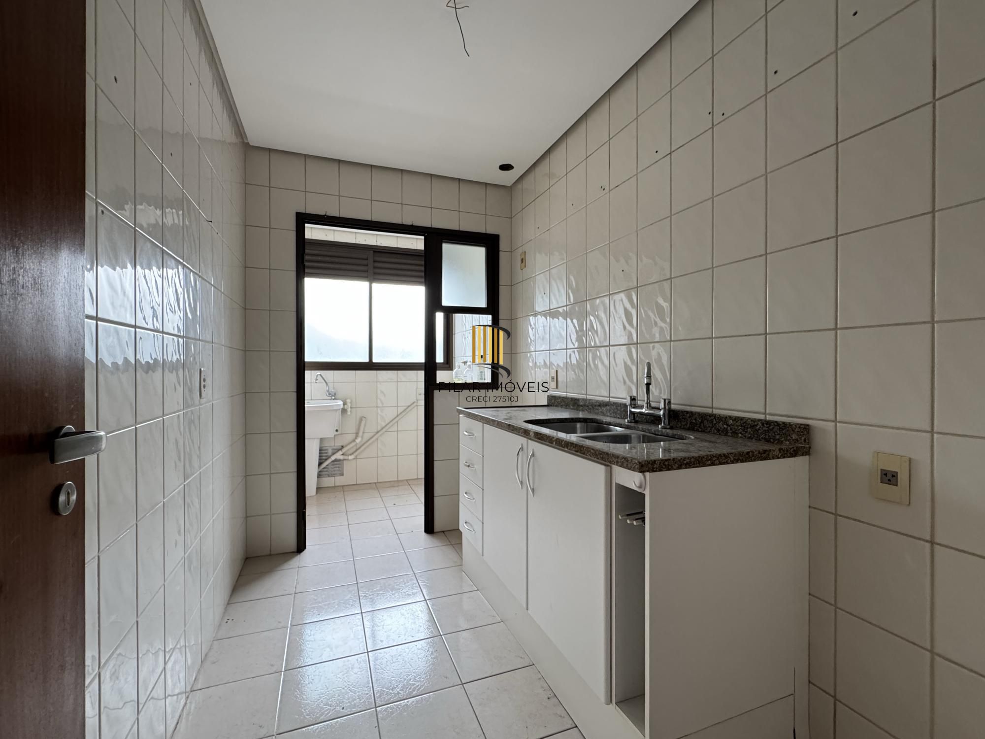 Apartamento 3 dormitórios com sacada, suíte e vaga de garagem no Menino Deus