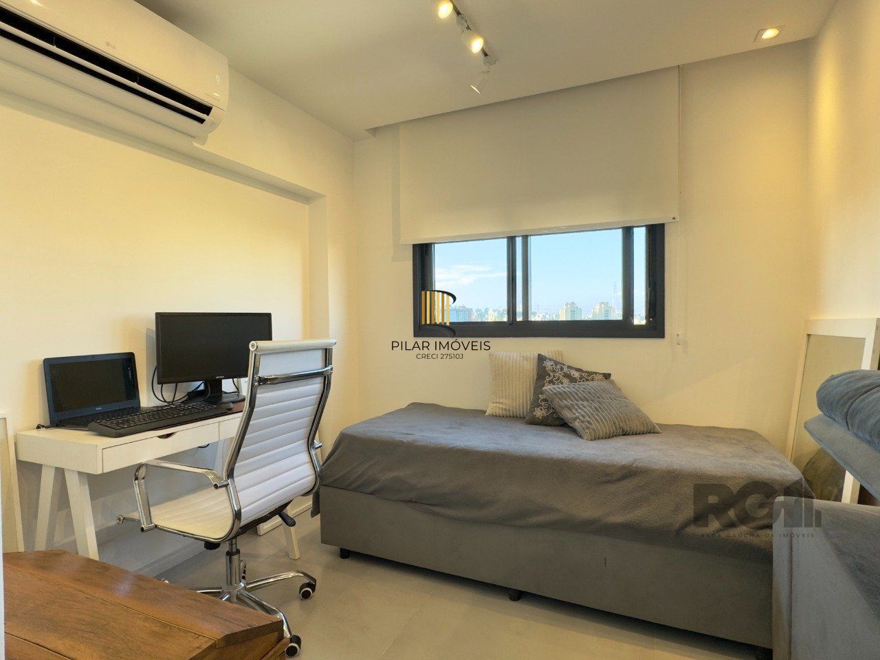 APARTAMENTO MOBILIADO 2 DORMITÓRIOS TRANSFORMADO EM 1 DORMITÓRIO, JUNTO AO MENINO DEUS